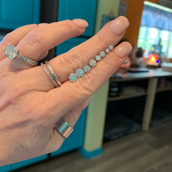 Jewelry - 4 pairs of brilliant white Moissanite